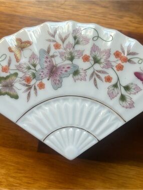 1980 Avon Porcelain “Butterfly Fantasy” trinket box Vintage